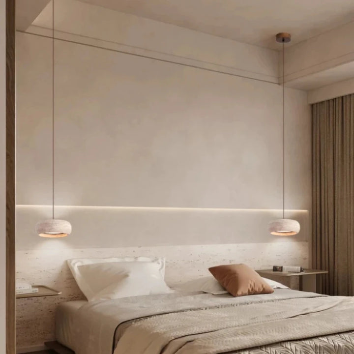 Moderne soveværelse med minimalistisk design, dobbeltseng, beige sengetøj, hængende lamper og neutrale farver. Skandinavisk indretning.