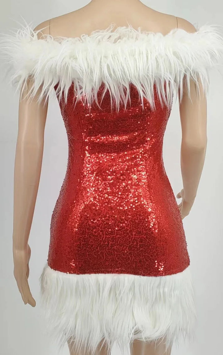Rød pailletkjole med hvid pelskant, off-shoulder design, juletema. Perfekt til festlige lejligheder og julefrokoster.