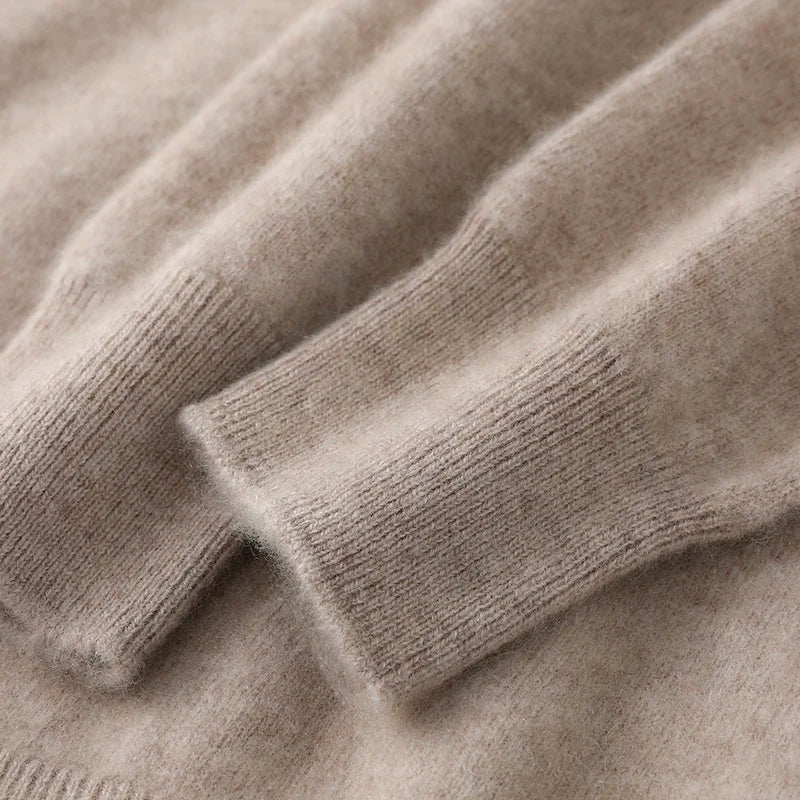 Beige cashmere sweater med lange ærmer, blød tekstur, luksuriøst design, perfekt til vintermode og komfortabelt hverdagsbrug.