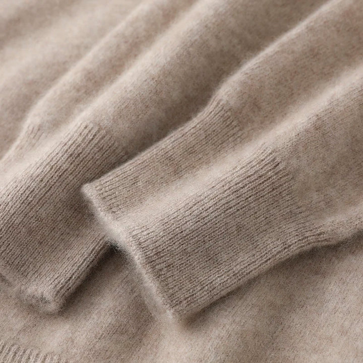 Beige cashmere sweater med lange ærmer, blød tekstur, luksuriøst design, perfekt til vintermode og komfortabelt hverdagsbrug.