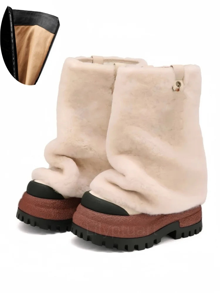 Beige pelsstøvler med tykke såler og lynlåsdetalje, vinterfodtøj til kvinder, stilfulde og varme, ideelle til kolde vejrforhold.