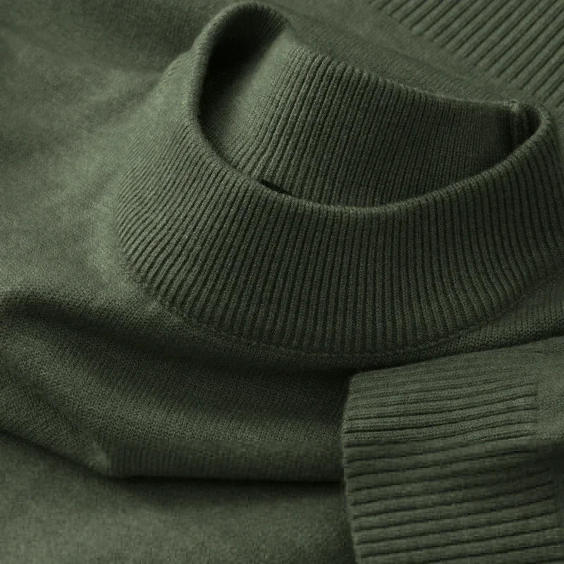 Mørkegrøn rullekrave sweater i blødt strikmateriale, tæt på visning af ribstrikket krave og manchetter. Perfekt til vintermode og komfort.
