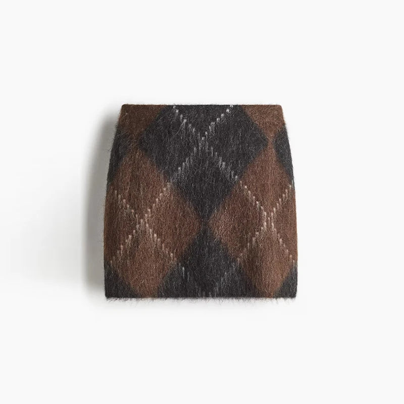 Brun og sort argyle nederdel i uldblanding på hvid baggrund. Stilfuldt ternet mønster, perfekt til efterårsmode. Ideel til trendy garderobeopdatering.