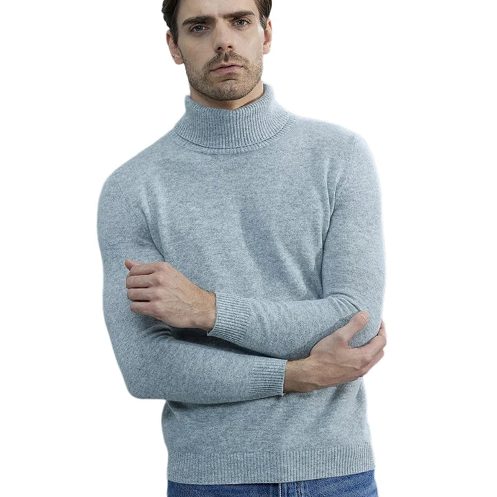 Mand i grå rullekrave sweater, afslappet stil. Perfekt til vintermode, herretøj, striktrøje, komfortabelt og stilfuldt design.