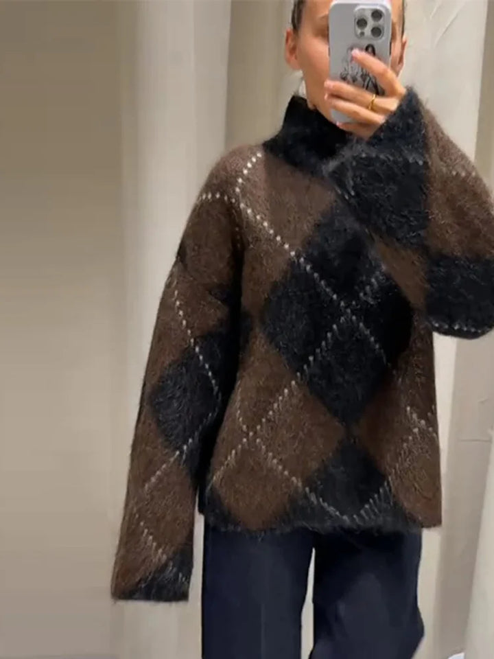 Brun og sort ternet sweater med høj hals, bæres af person foran spejl. Moderne striktrøje, vintermode, stilfuldt design, komfortabel beklædning.