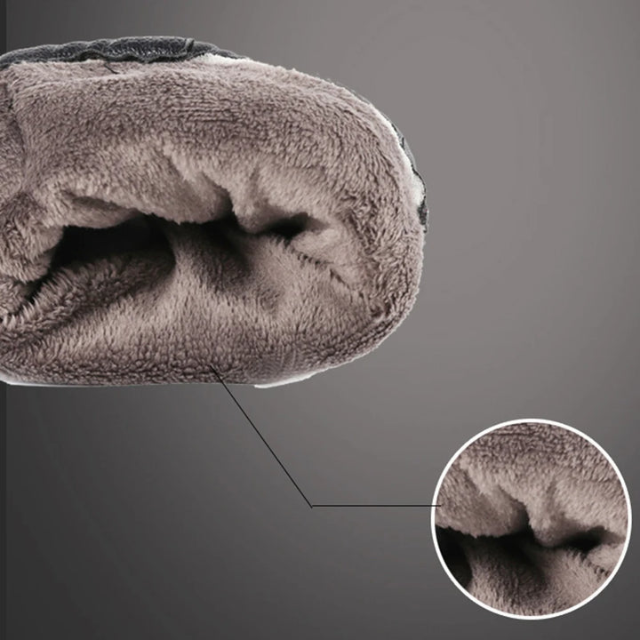 Grå fleeceforet inderside af en vinterhandske, der fremhæver blødhed og varme. Perfekt til kolde vejrforhold. Komfortabelt og isolerende design.