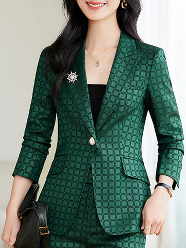 Kvinde i elegant grønternet blazer med stjernebroche, sort top og matchende bukser. Perfekt til business eller formelle lejligheder.