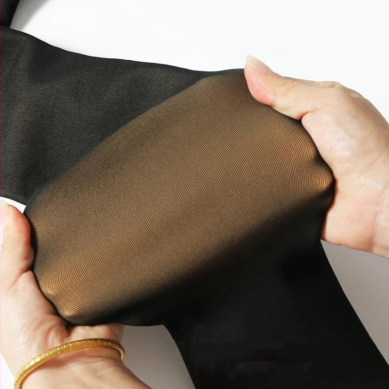 To hænder strækker sorte, elastiske strømpebukser mod en hvid baggrund. Strømpebukserne er holdbare og gennemsigtige.