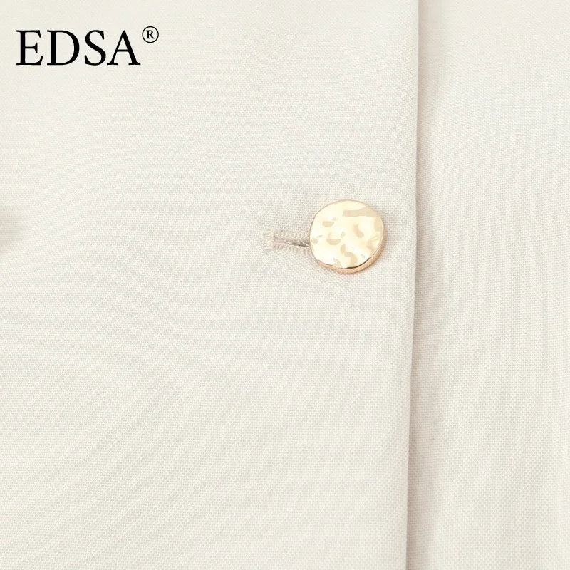 EDSA hvid blazer med gylden knapdetalje. Elegant design, høj kvalitet, moderne mode. Perfekt til formelle lejligheder og stilfulde outfits.