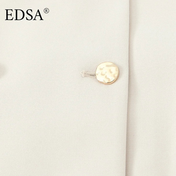 EDSA hvid blazer med gylden knapdetalje. Elegant design, høj kvalitet, moderne mode. Perfekt til formelle lejligheder og stilfulde outfits.