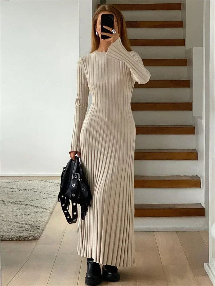 Sasha | Plisseret ja vartalonmyötäinen maximekko | Eleganssi & mukavuus
