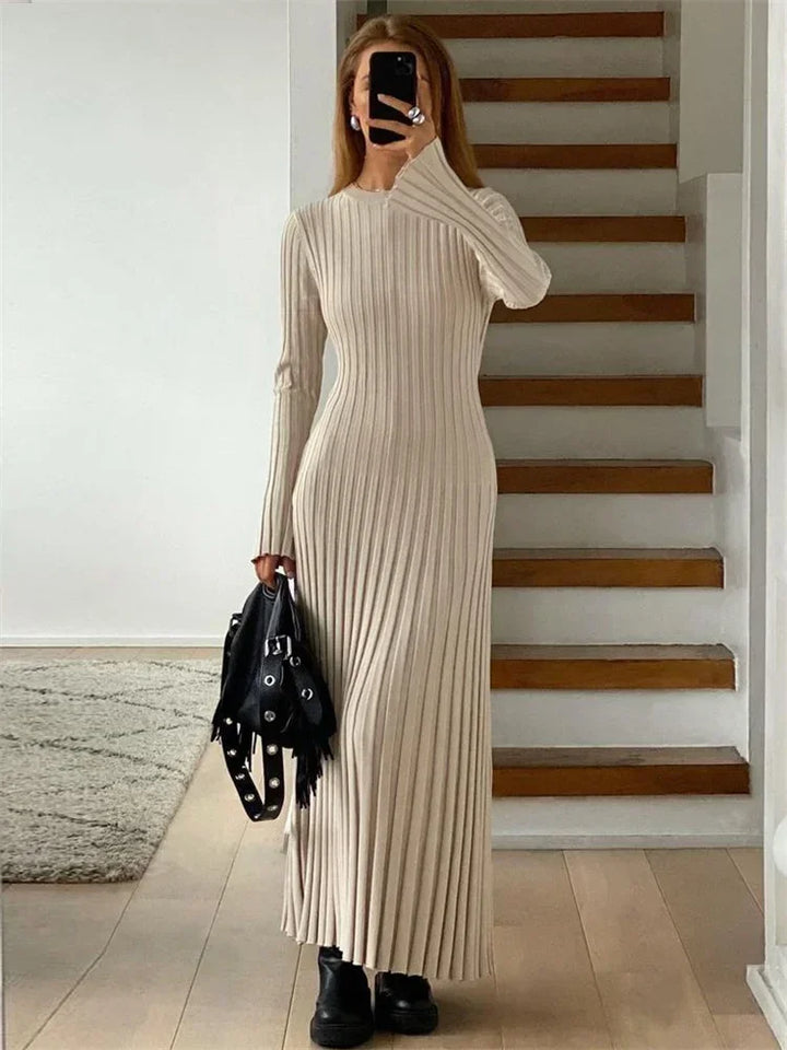 Sasha | Plisseret ja vartalonmyötäinen maximekko | Eleganssi & mukavuus