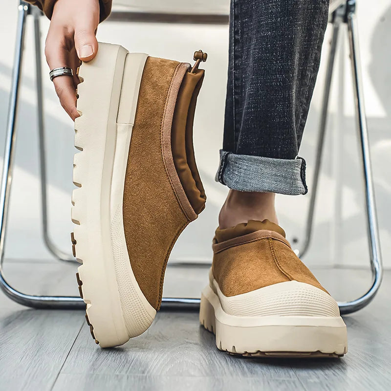 Brune herresko med tyk hvid sål, moderne design, bæres af person i jeans. Komfortable sneakers til hverdagsbrug. Trendy fodtøj til mænd.