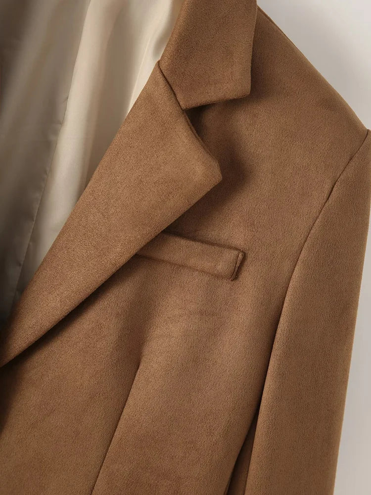 Brun uldfrakke med klassisk revers og lomme, elegant design, herremode, vinterjakke, stilfuld og tidløs beklædning til kølige sæsoner.