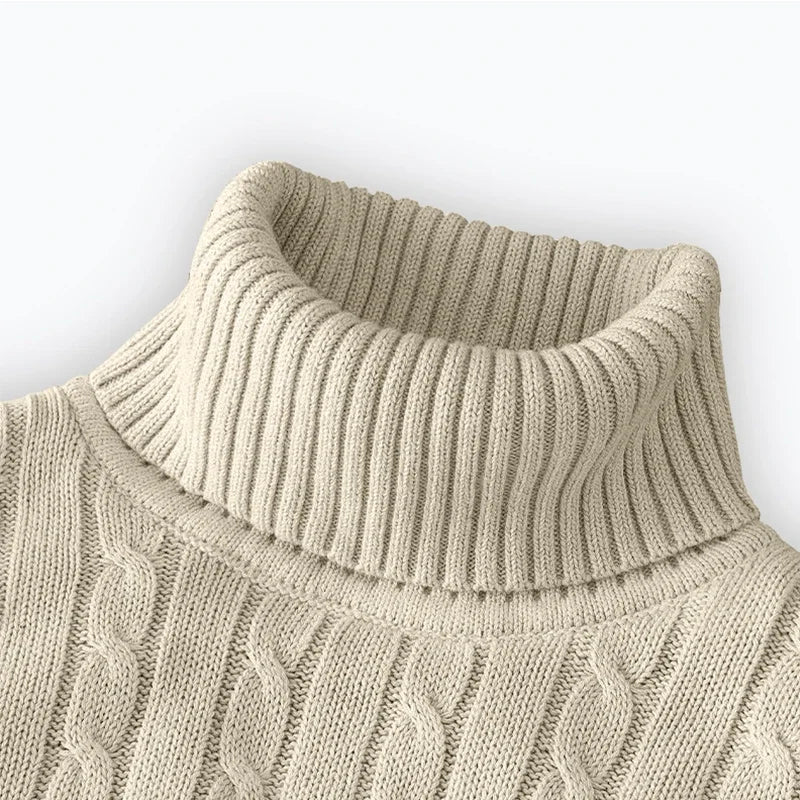 Beige rullekrave sweater i kabelstrik, tæt på. Blød, varm og stilfuld til vintermode. Perfekt tilbehør til kolde dage.