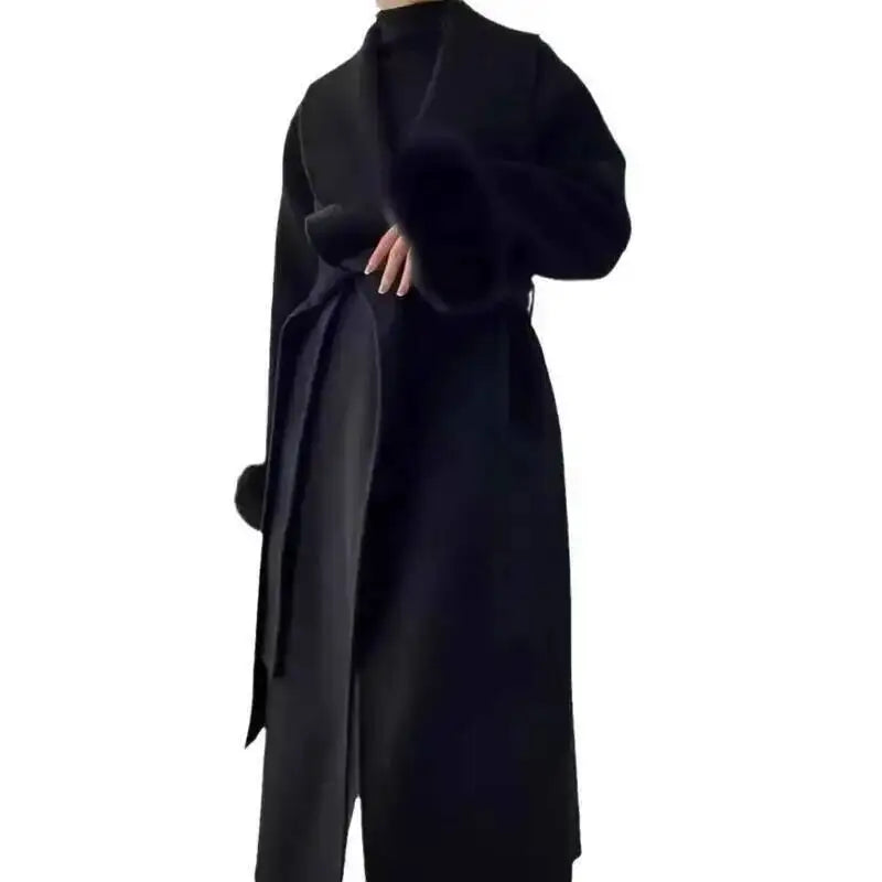 Lang sort frakke med bælte, elegant design, vintermode til kvinder. Perfekt til stilfulde og varme outfits. Ideel til kolde sæsoner.