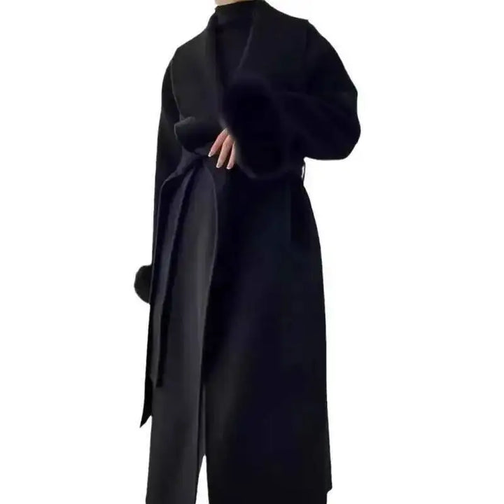 Lang sort frakke med bælte, elegant design, vintermode til kvinder. Perfekt til stilfulde og varme outfits. Ideel til kolde sæsoner.