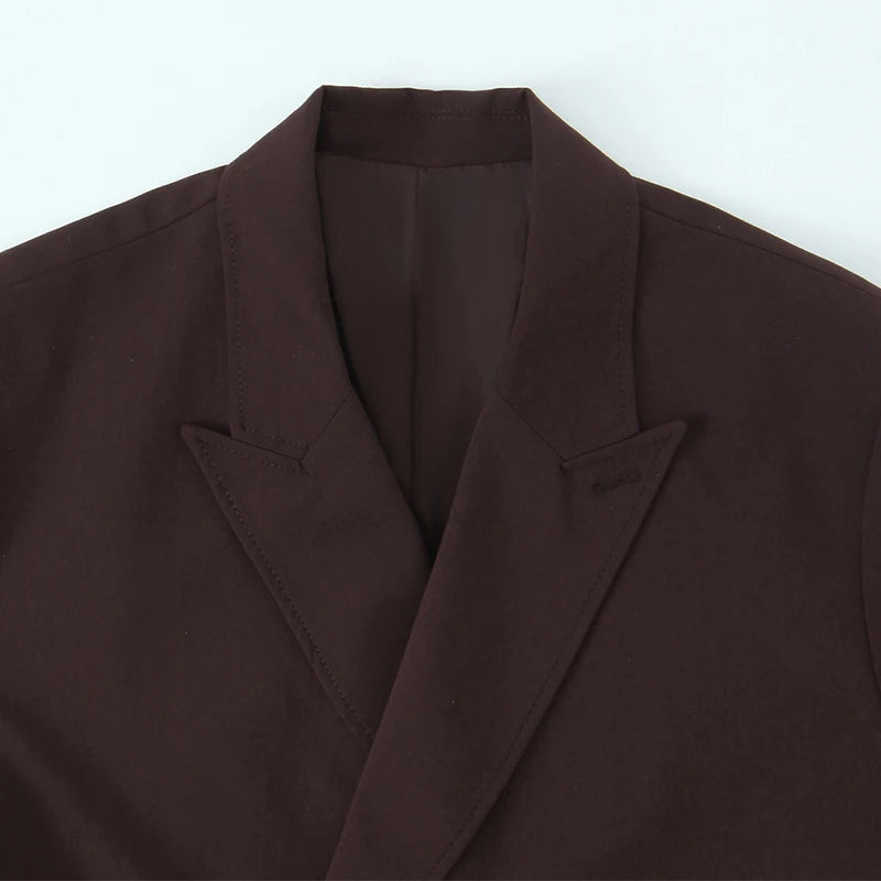 Brun blazer til mænd med klassisk revers, elegant design og skræddersyet pasform. Perfekt til formelle lejligheder og stilfulde outfits.