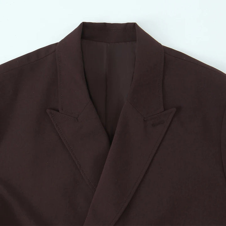 Brun blazer til mænd med klassisk revers, elegant design og skræddersyet pasform. Perfekt til formelle lejligheder og stilfulde outfits.
