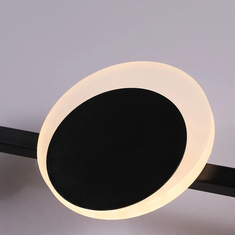 Moderne rund LED-væglampe med sort center og hvid lysring, minimalistisk design, energibesparende belysning til hjemmet.