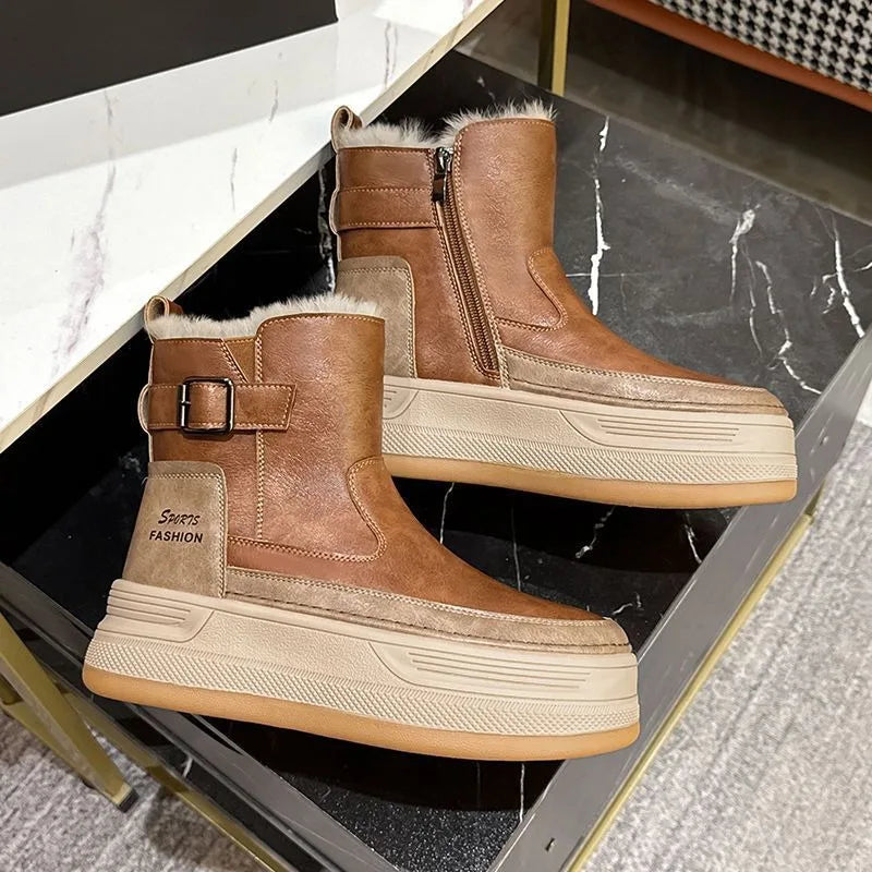 Brune vinterstøvler med pelsfor, lynlås og spænde, placeret på marmorbord. Moderne design, komfortable og stilfulde sko til koldt vejr.