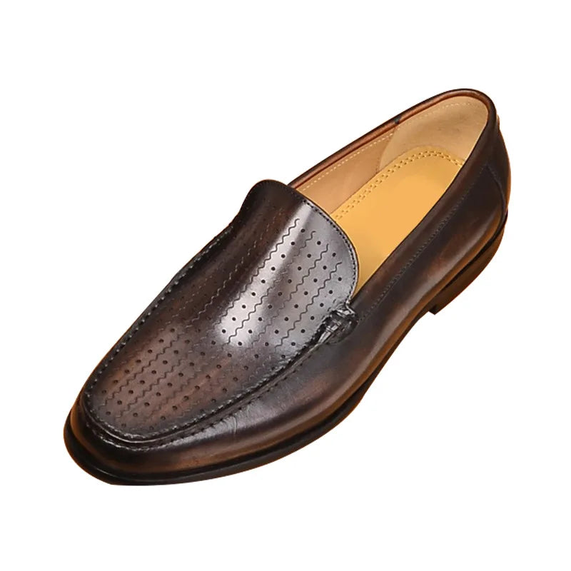 Sort læderloafer til mænd med perforeret mønster, elegant design, komfortabel indersål. Perfekt til formelle og afslappede anledninger.