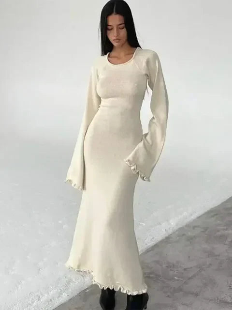 Lena Elegant maxi-neuletunikamekko avoimella selällä ja hillityillä röyhelöillä