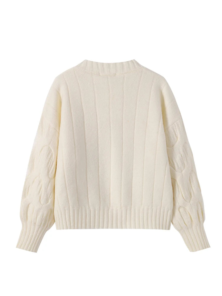 Hvid striktrøje med ribstrikket mønster og ballonærmer, lavet af blødt materiale. Perfekt til vintermode og casual stil.