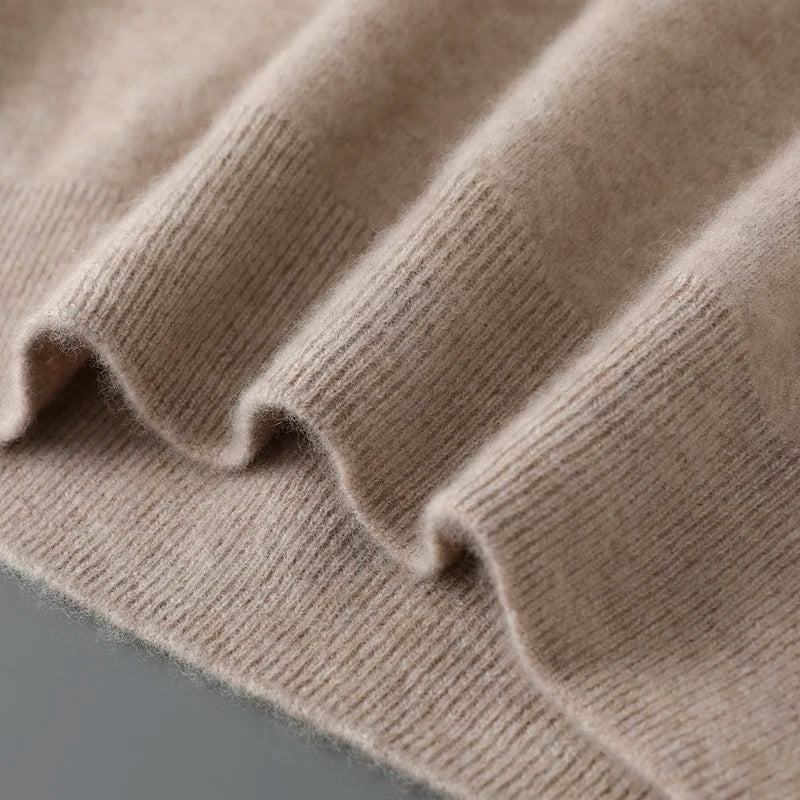 Beige kashmir uldstof med blød tekstur, tæt strik og bølgede kanter. Perfekt til luksuriøse trøjer og tørklæder. Høj kvalitet og komfort.