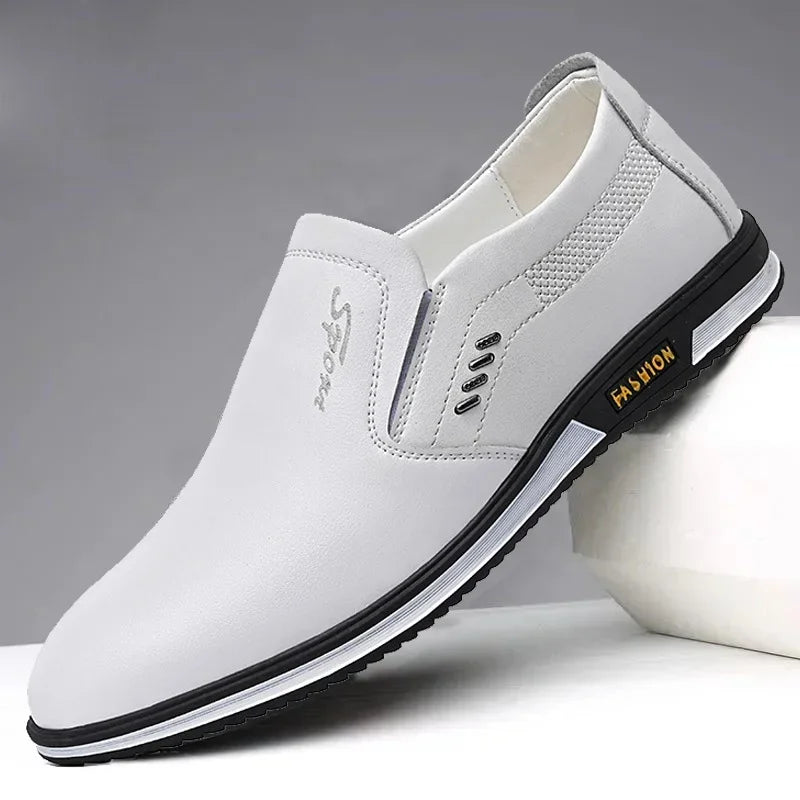 Grå herresko i læder, slip-on design med sort sål, sporty og moderne stil. Komfortabel og stilfuld fodtøj til hverdagsbrug.