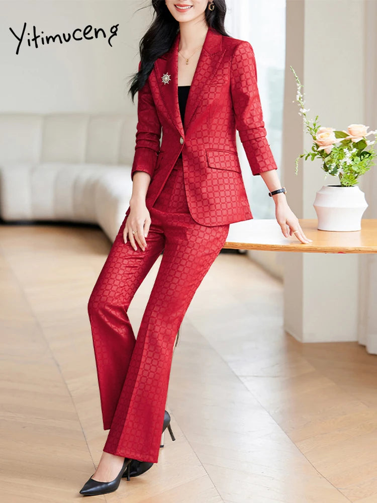 Rød jakkesæt til kvinder med mønster, elegant design. Perfekt til formelle lejligheder. Kvinde står ved bord med blomster.