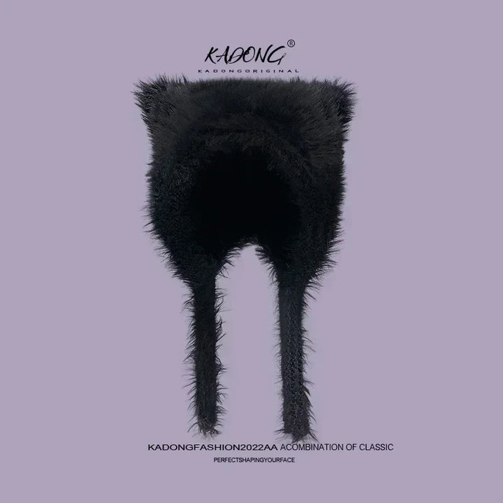 Sort, fluffy vinterhue med katteører fra Kadong Fashion 2022. Stilfuldt og varmt tilbehør til kolde dage. Perfekt til modebevidste.
