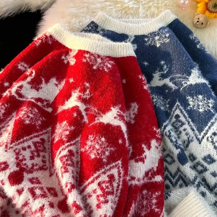 Røde og blå striktrøjer med rensdyrmønster på blød baggrund. Perfekt til vintermode og julegaveidéer. Varm og stilfuld beklædning.
