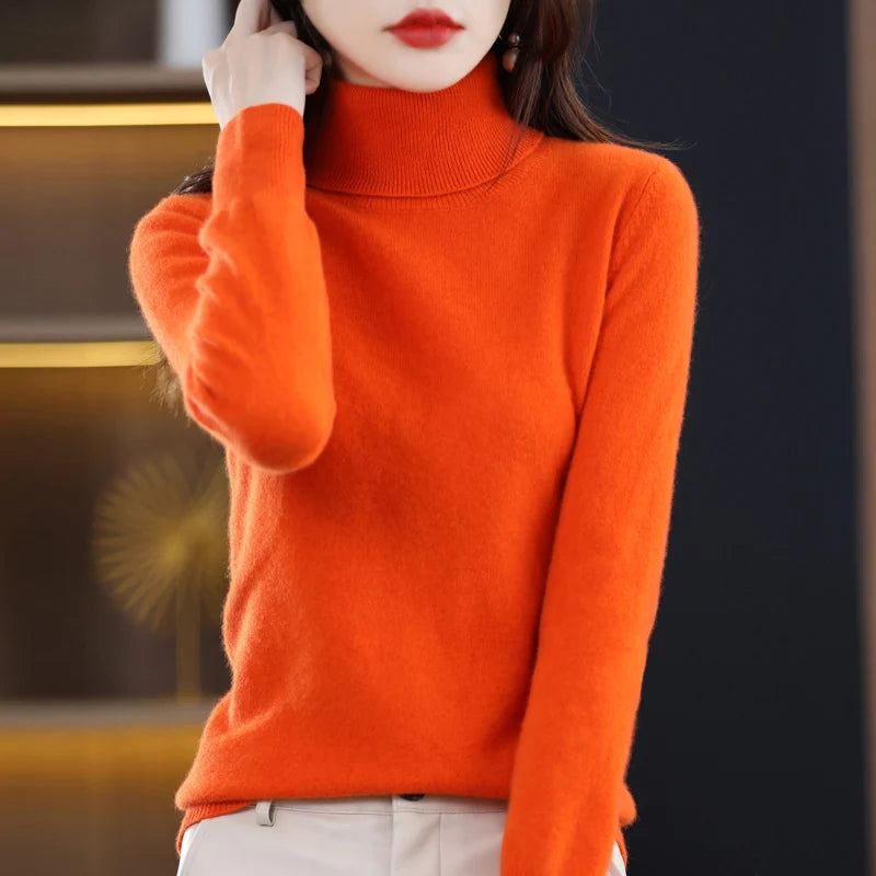 Kvinde iført orange rullekrave sweater, moderne mode, stilfuldt efterårslook, elegant tøj, trendy damebeklædning, minimalistisk design.