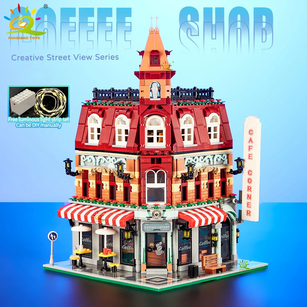 Lego kaffebar model med rødt tag og stribede markiser, detaljeret facade, udendørs siddepladser, og skilt med teksten "Caffe Corner".