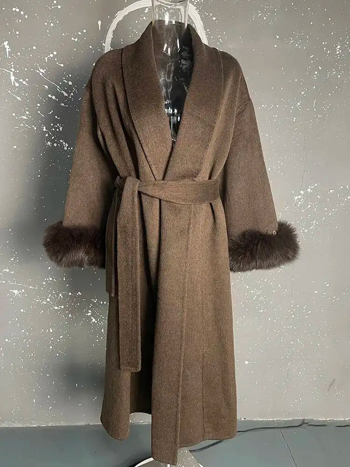 Brun uldfrakke med bælte og pelsmanchetter, elegant vinterovertøj til kvinder, stilfuld og varm, perfekt til koldt vejr.