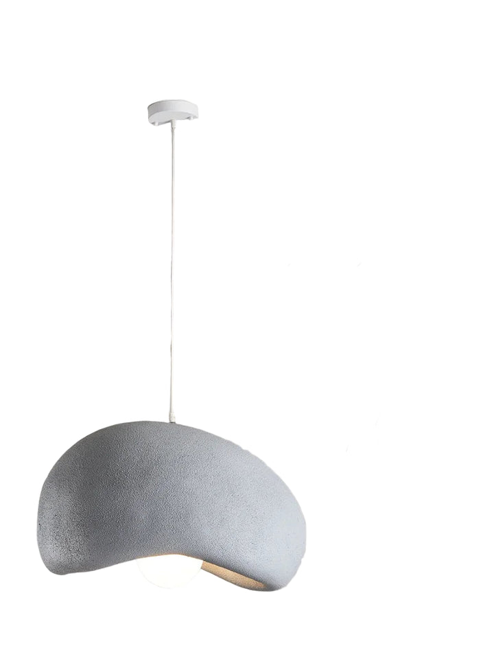 Moderne grå pendellampe i minimalistisk design med hvid ledning, ideel til stue eller køkken. Stilfuld belysning, skandinavisk indretning.