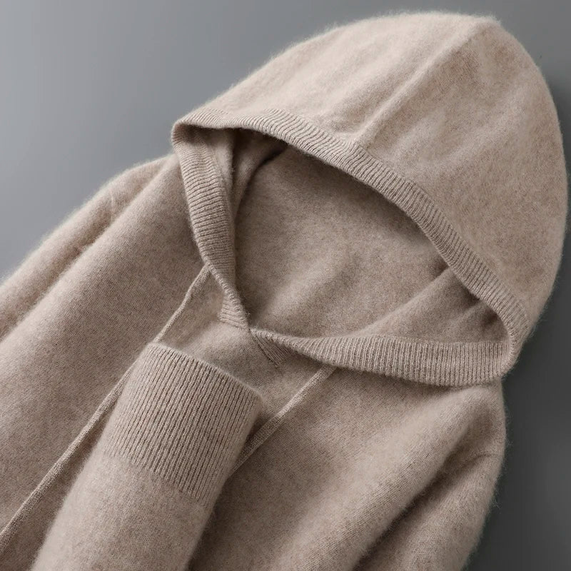 Beige cashmere hættetrøje på grå baggrund, blød og luksuriøs strik, perfekt til vintermode. Høj kvalitet, komfortabel og stilfuld beklædning.