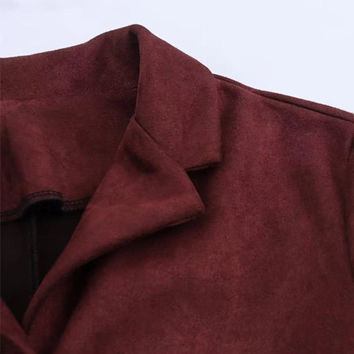 Brun ruskindsjakke med klassisk krave, tæt på. Stilfuldt design, perfekt til efterårsmode. Høj kvalitet, blødt materiale.