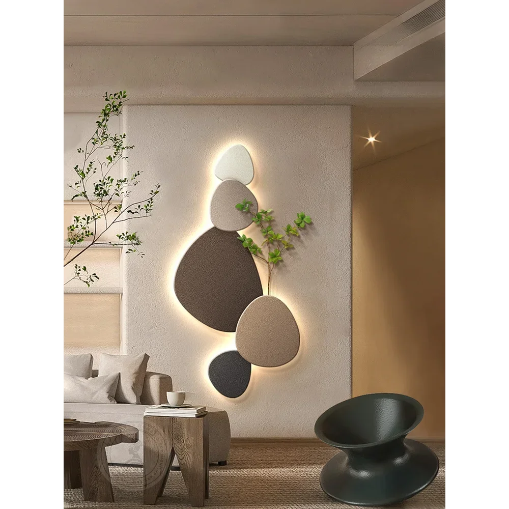 Vægkunst med stenformede paneler og LED-belysning i moderne stue, minimalistisk indretning, grønne planter, stilfuldt design, skandinavisk æstetik.