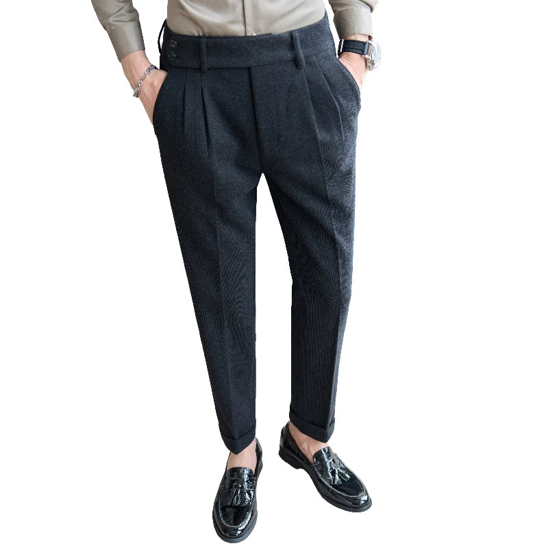 Mand iført sorte, skræddersyede bukser og sorte loafers. Stilfuldt herretøj, moderne mode, klassisk look.