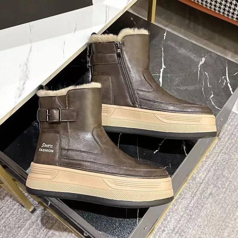 Brune vinterstøvler med pelsfor, lynlås og spænde, placeret på marmorbord. Moderne design, komfortable og stilfulde sko til koldt vejr.