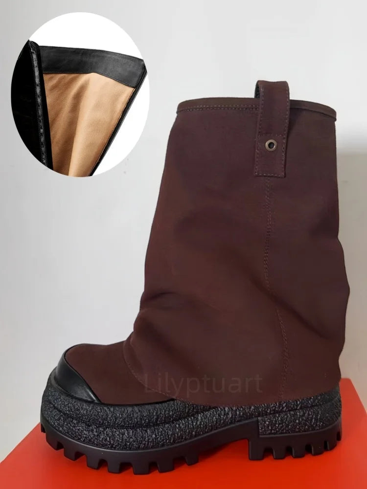 Brun vinterstøvle med kraftig sål og sort tåbeskyttelse, indvendig beige foring. Ideel til udendørs brug. Robust og stilfuldt fodtøj.