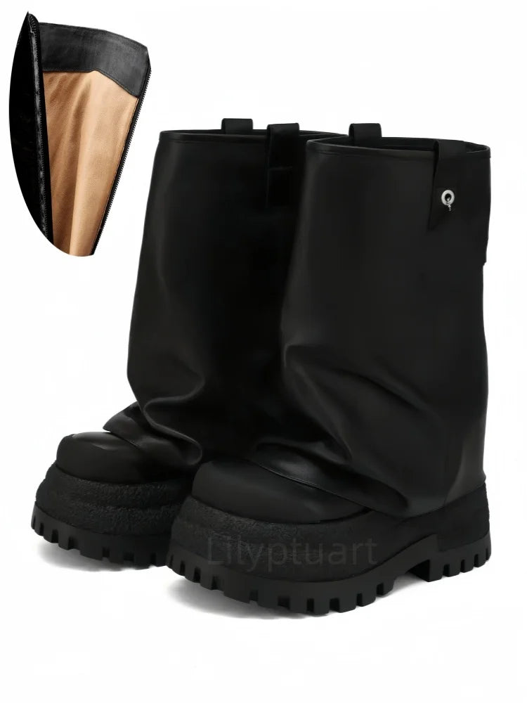 Sort vandtæt støvleovertræk med robust sål og justerbar lukning. Perfekt til udendørsaktiviteter i regnvejr. Slidstærkt og praktisk design.