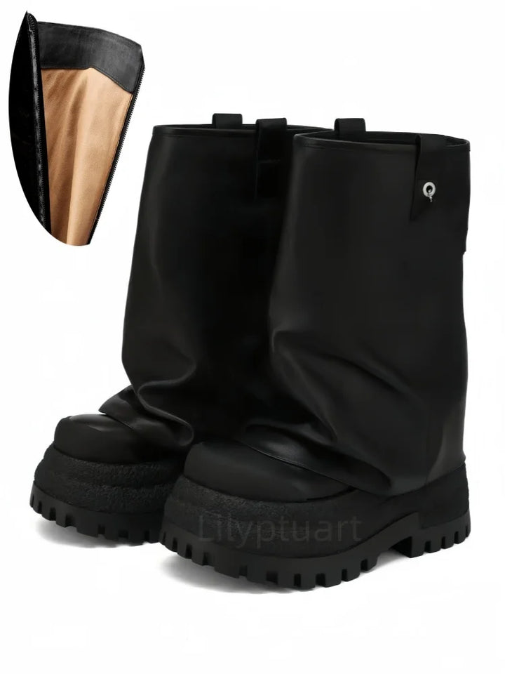 Sort vandtæt støvleovertræk med robust sål og justerbar lukning. Perfekt til udendørsaktiviteter i regnvejr. Slidstærkt og praktisk design.