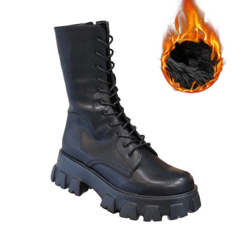 Sort læderstøvle med tyk sål og snørebånd, ved siden af en flammeeffekt. Trendy fodtøj, robust design, ideel til modebevidste.