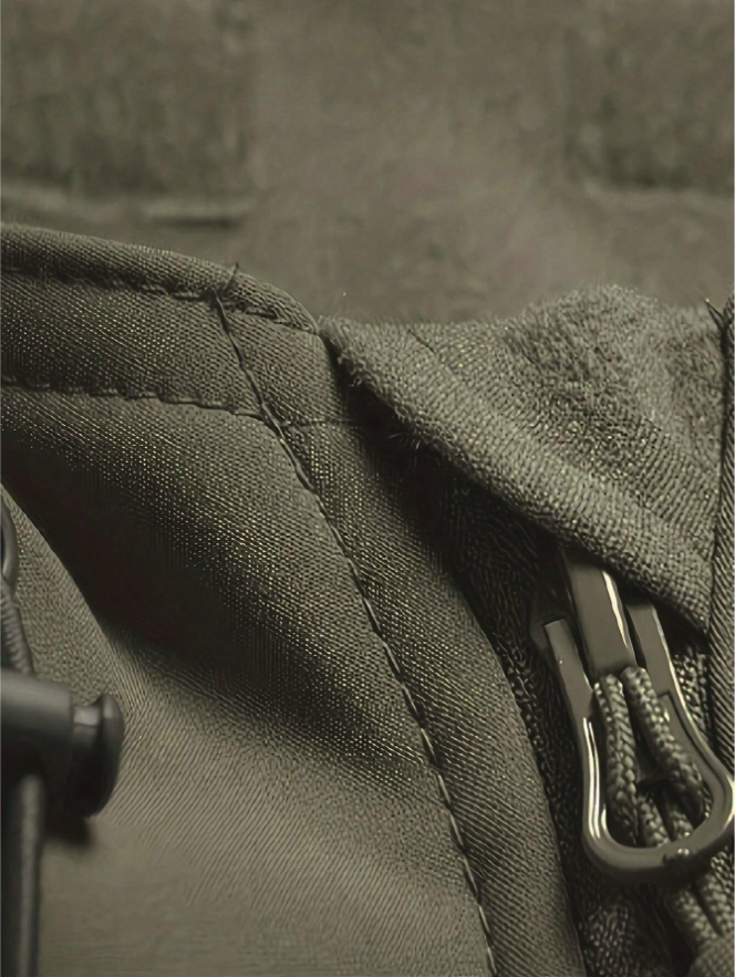 Grøn militær rygsæk med lynlås og stropper, tæt på syning og tekstur. Robust design, ideel til udendørs eventyr og taktisk brug.