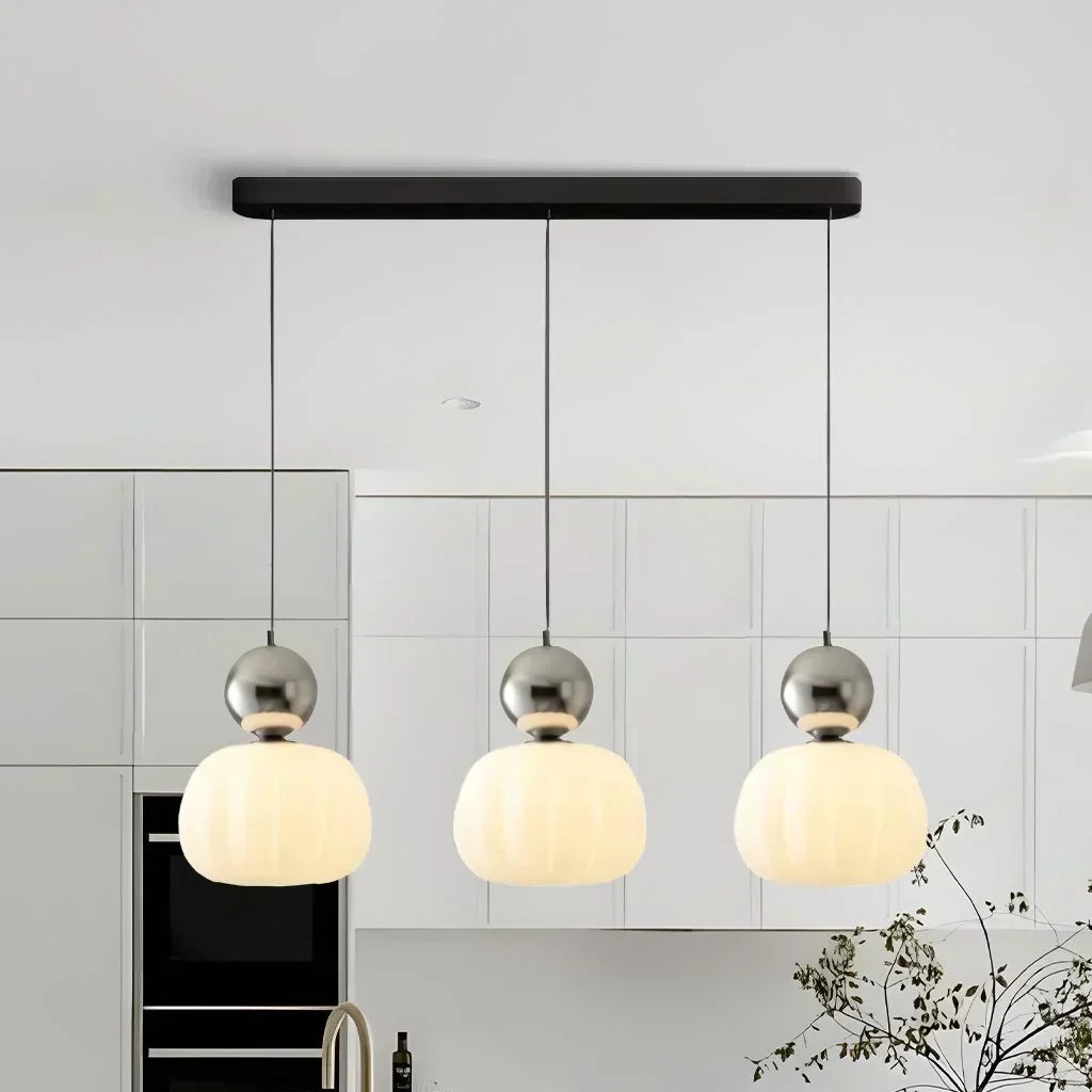 Moderne køkkenlampe med tre hængende, hvide glaskupler og kromdetaljer. Stilfuld belysning til køkkenindretning. Minimalistisk design.