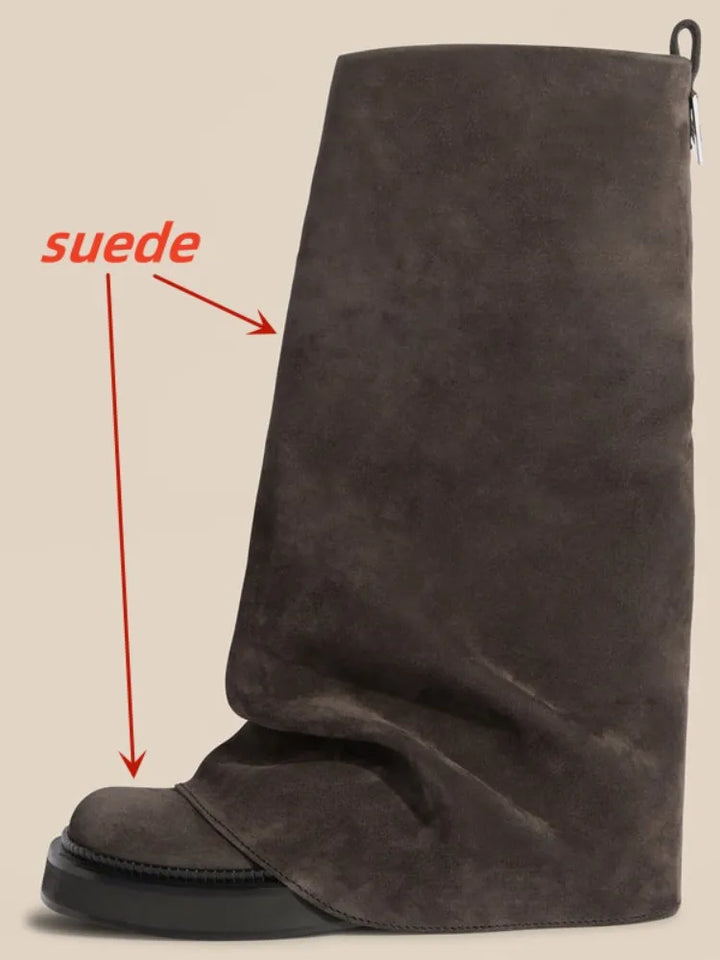 Brun ruskindsstøvle med unik, overdimensioneret design. Moderne fodtøj, stilfuld og trendy, perfekt til modebevidste.