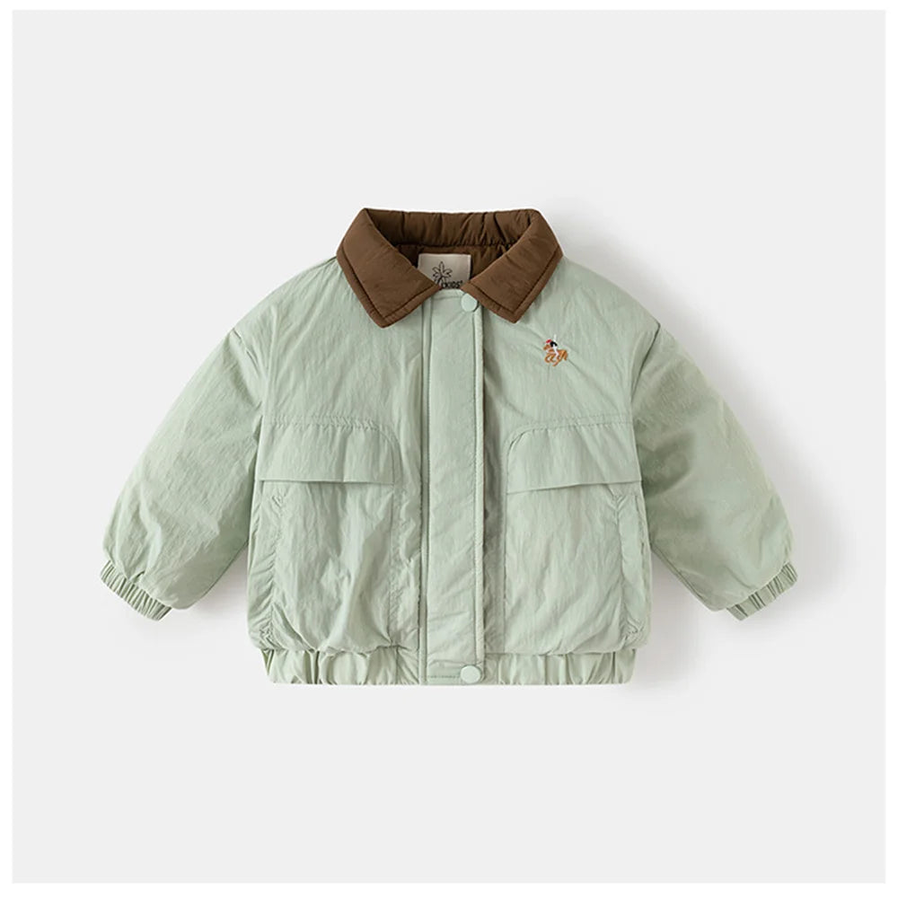 Børnejakke i lysegrøn med brun krave, lange ærmer og lommer. Perfekt til efterår og vinter. Stilfuldt og varmt overtøj til børn.